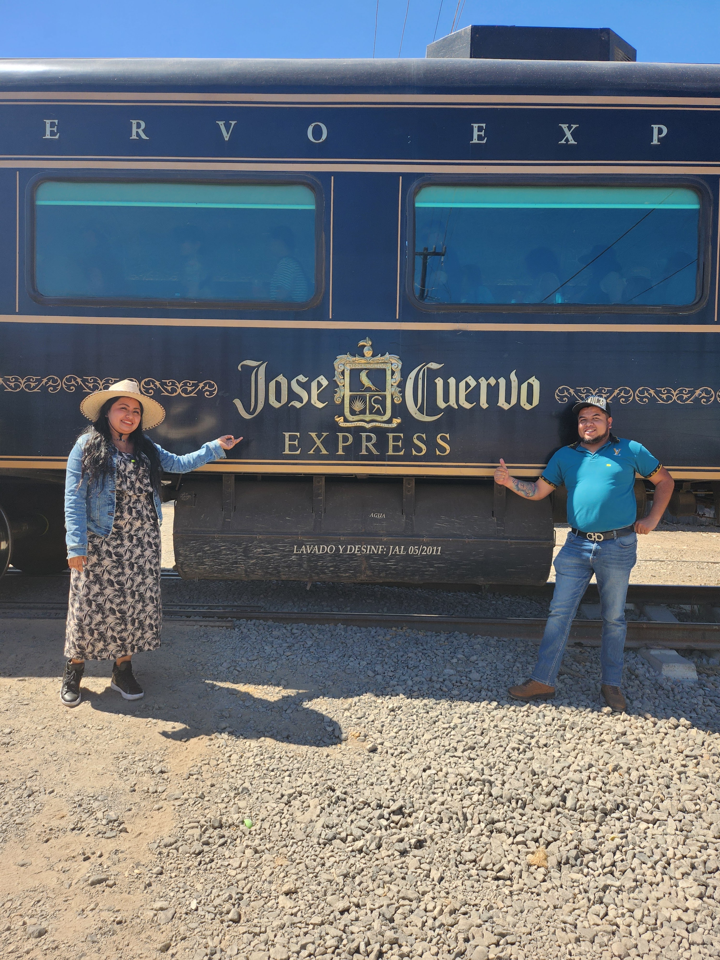 Equipo de JyD Expeditions by fraveo en oficina
